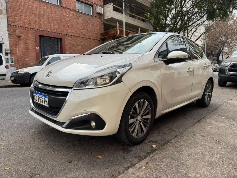 Peugeot 208 Feline — foto 11